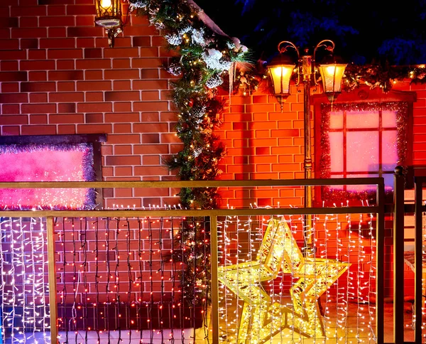 Maqueta Casa Decorada Para Navidad Con Guirnaldas Imagen de archivo
