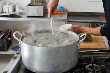 Tencerede et pişirirken tuzlu çorba pişir.