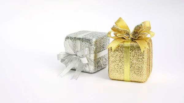 Scatola Regalo Argento Oro Sfondo Bianco — Foto Stock