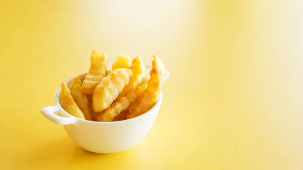 Papas Fritas Una Mesa Amarilla — Foto de Stock