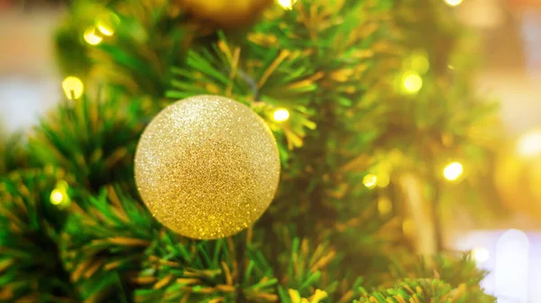 Χρυσή Μπάλα Κρέμεται Ένα Χριστουγεννιάτικο Δέντρο — Φωτογραφία Αρχείου