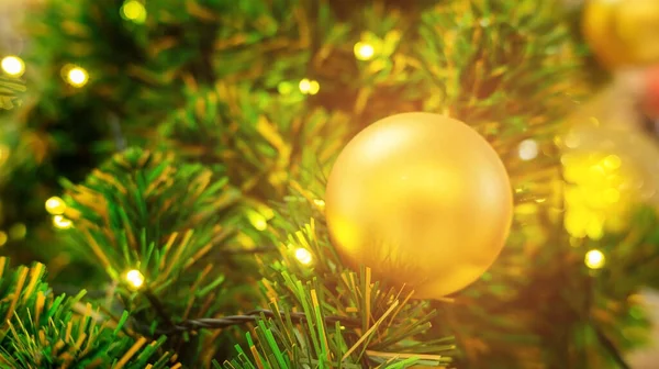 Χρυσή Μπάλα Κρέμεται Ένα Χριστουγεννιάτικο Δέντρο — Φωτογραφία Αρχείου