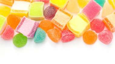 Beyaz arka planda renkli şekerleme.