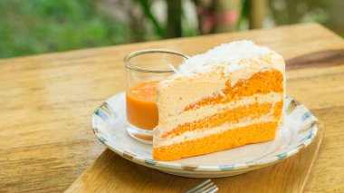 Tahta masada Tayland çayı keki.