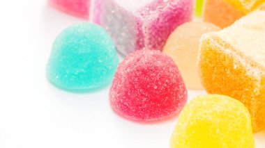 Beyaz arka planda renkli şekerleme.