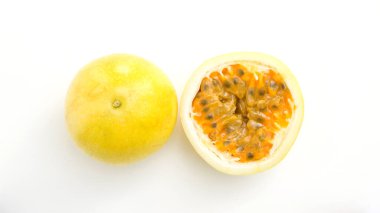 Beyaz arka planda tutku meyvesi.