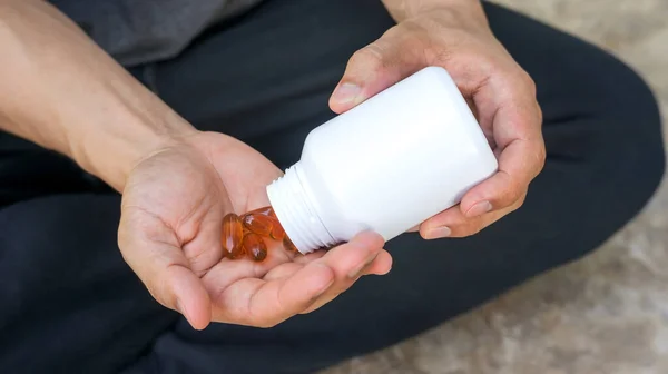 Los Hombres Toman Una Cápsula Aceite Girasol — Foto de Stock