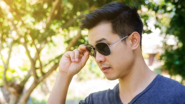 Asiático Jovens Homens Usam Vidro Sol — Fotografia de Stock