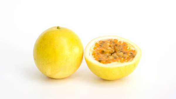 Beyaz arka planda tutku meyvesi.