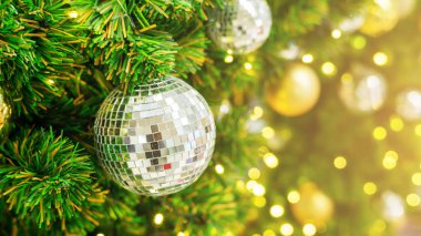 Altın ve gümüş top Noel ağacında asılı.