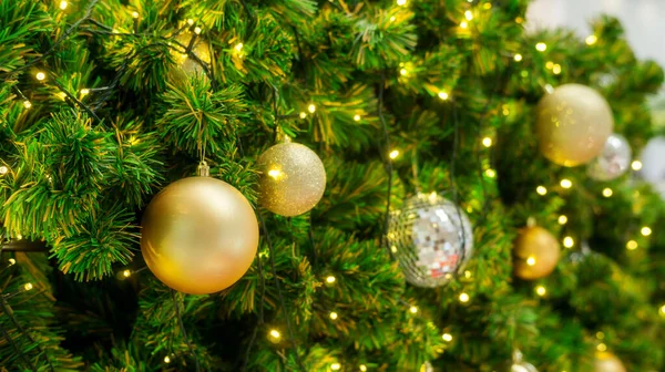 Χρυσή Και Ασημένια Μπάλα Κρέμεται Ένα Χριστουγεννιάτικο Δέντρο — Φωτογραφία Αρχείου
