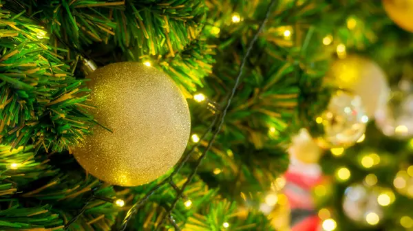 Goldene Kugel Hängt Weihnachtsbaum — Stockfoto