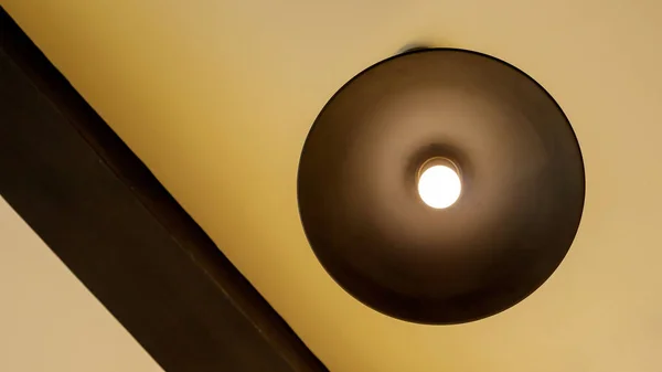 Tavanda Asılı Bir Lamba — Stok fotoğraf