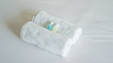 Beyaz havlu şampuanı ve sabun..