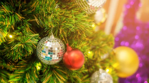 Gouden Zilveren Bal Hangend Aan Een Kerstboom — Stockfoto