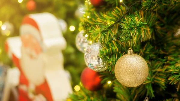 Χρυσή Και Ασημένια Μπάλα Κρέμεται Ένα Χριστουγεννιάτικο Δέντρο — Φωτογραφία Αρχείου