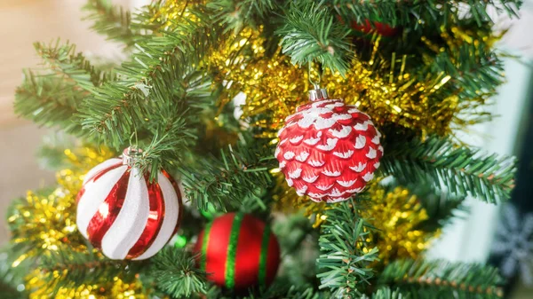 Κόκκινη Μπάλα Κρέμεται Ένα Χριστουγεννιάτικο Δέντρο — Φωτογραφία Αρχείου