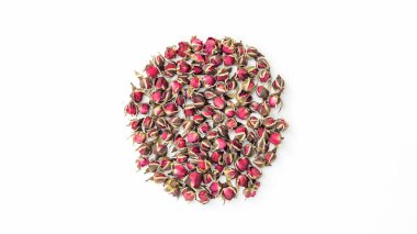 Beyaz arka planda kurumuş pembe gül.