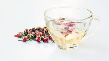 Beyaz arka planda pembe bir çay..