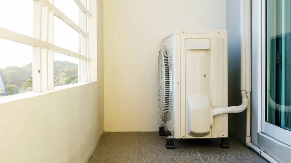 Kompressor Klimaanlage Auf Dem Balkon Eines Zimmers — Stockfoto