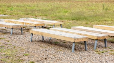 Ahşap bir taburede.