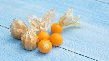 Mavi ahşap bir masada Bektaşi üzümü.