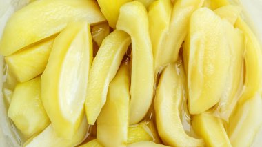 Tay turşusundan yapılmış mangoları kaseye koy..