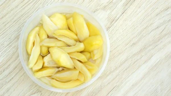 Mangos Escabeche Tailandeses Tazón Sobre Una Mesa Madera — Foto de Stock