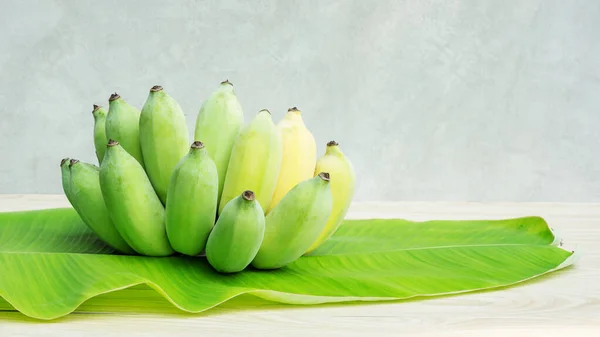 Pisang Awak Banana Uma Folha Banana Mesa Madeira — Fotografia de Stock