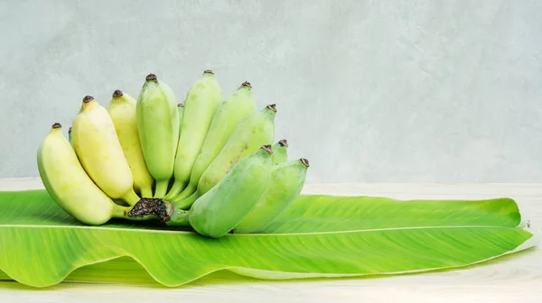 Pisang Awak Banana Uma Folha Banana Mesa Madeira — Fotografia de Stock
