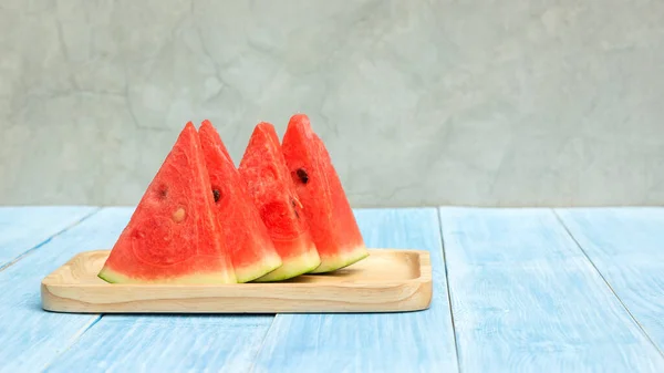 Rote Wassermelone Auf Einem Teller Und Blauer Holztisch — Stockfoto