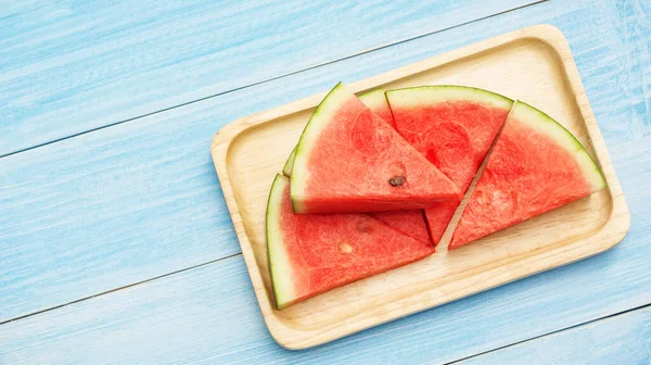 Rote Wassermelone Auf Einem Teller Und Blauer Holztisch — Stockfoto