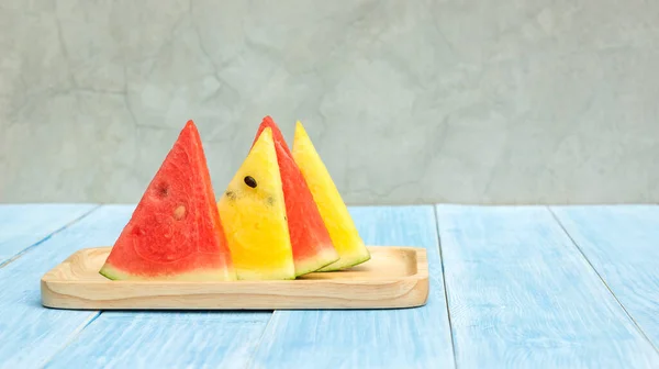 Rote Und Gelbe Wassermelone Auf Einem Teller Und Blauer Holztisch — Stockfoto