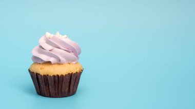 Mavi arka planda kek..