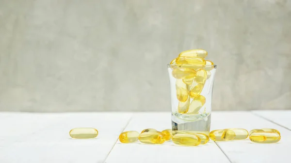 Aceite Pescado Vaso Sobre Una Mesa Madera Blanca — Foto de Stock