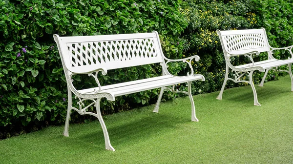 Doğa bahçesinde dinlenmek için beyaz sandalye..