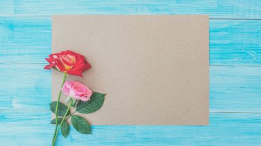 Kahverengi kağıtta kırmızı ve pembe gül ve mavi ahşap, klasik tarz..