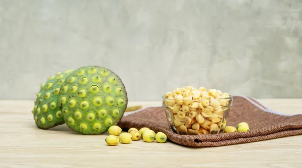 Tahta bir masada gevrek nilüfer tohumları..