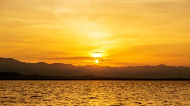Tayland 'ın kuzeyindeki Phayao Gölü' nde günbatımı sahnesi.