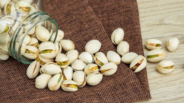 Tahta masada fıstıklı fıstık..