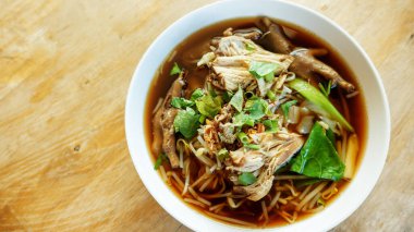 Tahta masadaki Tayland tavuklu şehriye..