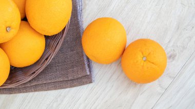 Tahta bir masanın üzerinde meyve sepeti..