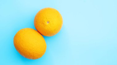 Mavi arka planda portakallar.