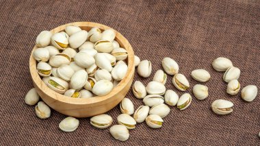 Kahverengi bir çuvala fıstık..