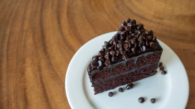 Tahta masadaki çikolatalı pasta..