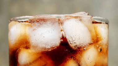 Gri arka planda buzlu, havalandırmalı bir içecek..