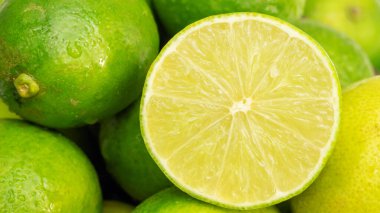 Yarım yeşil limonu sepete koy..