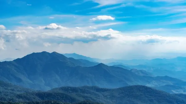 Tayland 'ın kuzeyindeki Inthanon Ulusal Parkı' ndaki Chiang Mai sıradağlarının görüntüsü..