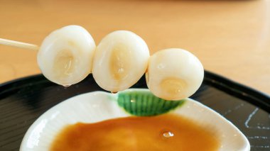 Dango (Japon tatlısı) ahşap bir masada..