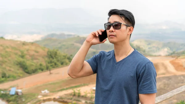 Asijský Mladý Muž Pomocí Telefonu Hoře — Stock fotografie
